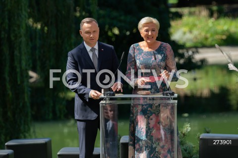  03.09.2022 WARSZAWA OGROD SASKI<br />
NARODOWE CZYTANIE BALLAD I ROMANSOW ADAMA MICKIEWICZA W WARSZAWIE Z UDZIALEM PARY PREZYDENCKIEJ<br />
N/Z PREZYDENT ANDRZEJ DUDA AGATA KORNHAUSER DUDA<br />
FOT. MARCIN BANASZKIEWICZ/FOTONEWS  