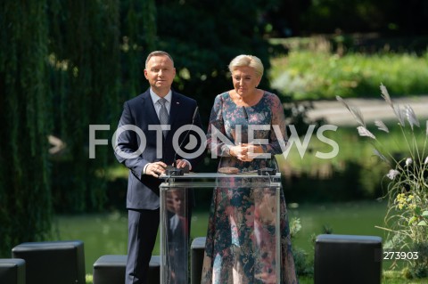  03.09.2022 WARSZAWA OGROD SASKI<br />
NARODOWE CZYTANIE BALLAD I ROMANSOW ADAMA MICKIEWICZA W WARSZAWIE Z UDZIALEM PARY PREZYDENCKIEJ<br />
N/Z PREZYDENT ANDRZEJ DUDA AGATA KORNHAUSER DUDA<br />
FOT. MARCIN BANASZKIEWICZ/FOTONEWS  