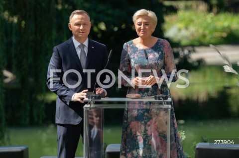  03.09.2022 WARSZAWA OGROD SASKI<br />
NARODOWE CZYTANIE BALLAD I ROMANSOW ADAMA MICKIEWICZA W WARSZAWIE Z UDZIALEM PARY PREZYDENCKIEJ<br />
N/Z PREZYDENT ANDRZEJ DUDA AGATA KORNHAUSER DUDA<br />
FOT. MARCIN BANASZKIEWICZ/FOTONEWS  