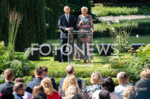  03.09.2022 WARSZAWA OGROD SASKI<br />
NARODOWE CZYTANIE BALLAD I ROMANSOW ADAMA MICKIEWICZA W WARSZAWIE Z UDZIALEM PARY PREZYDENCKIEJ<br />
N/Z PREZYDENT ANDRZEJ DUDA AGATA KORNHAUSER DUDA<br />
FOT. MARCIN BANASZKIEWICZ/FOTONEWS  