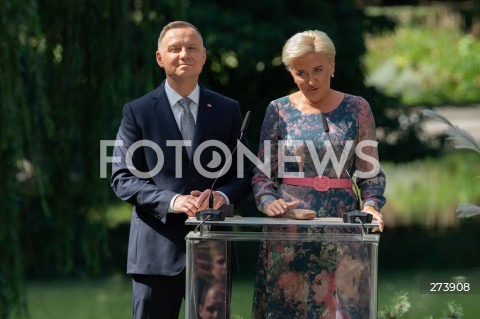  03.09.2022 WARSZAWA OGROD SASKI<br />
NARODOWE CZYTANIE BALLAD I ROMANSOW ADAMA MICKIEWICZA W WARSZAWIE Z UDZIALEM PARY PREZYDENCKIEJ<br />
N/Z PREZYDENT ANDRZEJ DUDA AGATA KORNHAUSER DUDA<br />
FOT. MARCIN BANASZKIEWICZ/FOTONEWS  