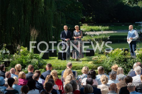  03.09.2022 WARSZAWA OGROD SASKI<br />
NARODOWE CZYTANIE BALLAD I ROMANSOW ADAMA MICKIEWICZA W WARSZAWIE Z UDZIALEM PARY PREZYDENCKIEJ<br />
N/Z PREZYDENT ANDRZEJ DUDA AGATA KORNHAUSER DUDA<br />
FOT. MARCIN BANASZKIEWICZ/FOTONEWS  