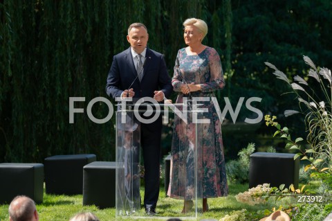  03.09.2022 WARSZAWA OGROD SASKI<br />
NARODOWE CZYTANIE BALLAD I ROMANSOW ADAMA MICKIEWICZA W WARSZAWIE Z UDZIALEM PARY PREZYDENCKIEJ<br />
N/Z PREZYDENT ANDRZEJ DUDA AGATA KORNHAUSER DUDA<br />
FOT. MARCIN BANASZKIEWICZ/FOTONEWS  