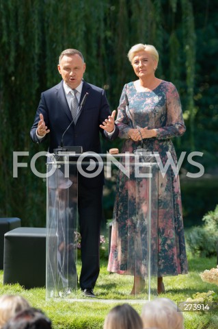  03.09.2022 WARSZAWA OGROD SASKI<br />
NARODOWE CZYTANIE BALLAD I ROMANSOW ADAMA MICKIEWICZA W WARSZAWIE Z UDZIALEM PARY PREZYDENCKIEJ<br />
N/Z PREZYDENT ANDRZEJ DUDA AGATA KORNHAUSER DUDA<br />
FOT. MARCIN BANASZKIEWICZ/FOTONEWS  