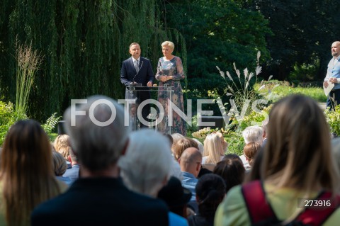  03.09.2022 WARSZAWA OGROD SASKI<br />
NARODOWE CZYTANIE BALLAD I ROMANSOW ADAMA MICKIEWICZA W WARSZAWIE Z UDZIALEM PARY PREZYDENCKIEJ<br />
N/Z PREZYDENT ANDRZEJ DUDA AGATA KORNHAUSER DUDA<br />
FOT. MARCIN BANASZKIEWICZ/FOTONEWS  