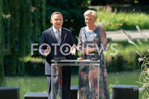  03.09.2022 WARSZAWA OGROD SASKI<br />
NARODOWE CZYTANIE BALLAD I ROMANSOW ADAMA MICKIEWICZA W WARSZAWIE Z UDZIALEM PARY PREZYDENCKIEJ<br />
N/Z PREZYDENT ANDRZEJ DUDA AGATA KORNHAUSER DUDA<br />
FOT. MARCIN BANASZKIEWICZ/FOTONEWS  