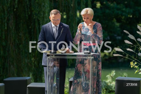  03.09.2022 WARSZAWA OGROD SASKI<br />
NARODOWE CZYTANIE BALLAD I ROMANSOW ADAMA MICKIEWICZA W WARSZAWIE Z UDZIALEM PARY PREZYDENCKIEJ<br />
N/Z PREZYDENT ANDRZEJ DUDA AGATA KORNHAUSER DUDA<br />
FOT. MARCIN BANASZKIEWICZ/FOTONEWS  