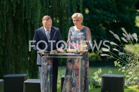  03.09.2022 WARSZAWA OGROD SASKI<br />
NARODOWE CZYTANIE BALLAD I ROMANSOW ADAMA MICKIEWICZA W WARSZAWIE Z UDZIALEM PARY PREZYDENCKIEJ<br />
N/Z PREZYDENT ANDRZEJ DUDA AGATA KORNHAUSER DUDA<br />
FOT. MARCIN BANASZKIEWICZ/FOTONEWS  