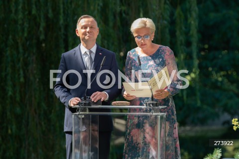  03.09.2022 WARSZAWA OGROD SASKI<br />
NARODOWE CZYTANIE BALLAD I ROMANSOW ADAMA MICKIEWICZA W WARSZAWIE Z UDZIALEM PARY PREZYDENCKIEJ<br />
N/Z PREZYDENT ANDRZEJ DUDA AGATA KORNHAUSER DUDA<br />
FOT. MARCIN BANASZKIEWICZ/FOTONEWS  