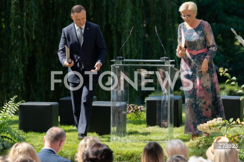  03.09.2022 WARSZAWA OGROD SASKI<br />
NARODOWE CZYTANIE BALLAD I ROMANSOW ADAMA MICKIEWICZA W WARSZAWIE Z UDZIALEM PARY PREZYDENCKIEJ<br />
N/Z PREZYDENT ANDRZEJ DUDA AGATA KORNHAUSER DUDA<br />
FOT. MARCIN BANASZKIEWICZ/FOTONEWS  