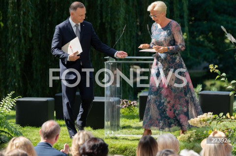  03.09.2022 WARSZAWA OGROD SASKI<br />
NARODOWE CZYTANIE BALLAD I ROMANSOW ADAMA MICKIEWICZA W WARSZAWIE Z UDZIALEM PARY PREZYDENCKIEJ<br />
N/Z PREZYDENT ANDRZEJ DUDA AGATA KORNHAUSER DUDA<br />
FOT. MARCIN BANASZKIEWICZ/FOTONEWS  