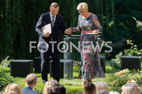  03.09.2022 WARSZAWA OGROD SASKI<br />
NARODOWE CZYTANIE BALLAD I ROMANSOW ADAMA MICKIEWICZA W WARSZAWIE Z UDZIALEM PARY PREZYDENCKIEJ<br />
N/Z PREZYDENT ANDRZEJ DUDA AGATA KORNHAUSER DUDA<br />
FOT. MARCIN BANASZKIEWICZ/FOTONEWS  