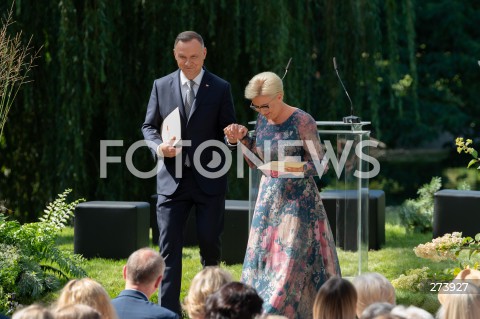  03.09.2022 WARSZAWA OGROD SASKI<br />
NARODOWE CZYTANIE BALLAD I ROMANSOW ADAMA MICKIEWICZA W WARSZAWIE Z UDZIALEM PARY PREZYDENCKIEJ<br />
N/Z PREZYDENT ANDRZEJ DUDA AGATA KORNHAUSER DUDA<br />
FOT. MARCIN BANASZKIEWICZ/FOTONEWS  