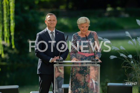  03.09.2022 WARSZAWA OGROD SASKI<br />
NARODOWE CZYTANIE BALLAD I ROMANSOW ADAMA MICKIEWICZA W WARSZAWIE Z UDZIALEM PARY PREZYDENCKIEJ<br />
N/Z PREZYDENT ANDRZEJ DUDA AGATA KORNHAUSER DUDA<br />
FOT. MARCIN BANASZKIEWICZ/FOTONEWS  