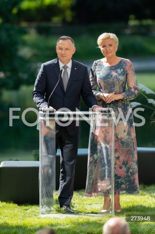  03.09.2022 WARSZAWA OGROD SASKI<br />
NARODOWE CZYTANIE BALLAD I ROMANSOW ADAMA MICKIEWICZA W WARSZAWIE Z UDZIALEM PARY PREZYDENCKIEJ<br />
N/Z PREZYDENT ANDRZEJ DUDA AGATA KORNHAUSER DUDA<br />
FOT. MARCIN BANASZKIEWICZ/FOTONEWS  