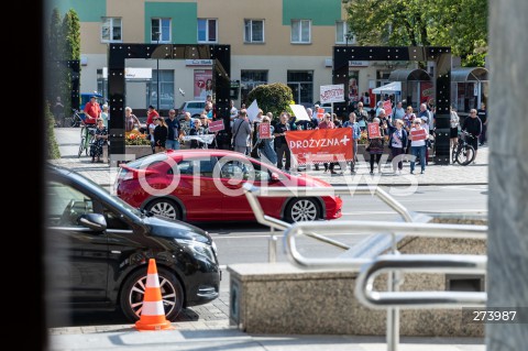  04.09.2022 MIELEC <br />
SPOTKANIE PREZESA PIS JAROSLAWA KACZYNSKIEGO Z MIESZKANCAMI W MIELCU<br />
N/Z PROTESTUJACY PRZED SPOTKANIEM NAPIS BANER DROZYZNA<br />
 