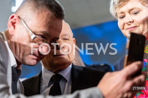  04.09.2022 MIELEC <br />
SPOTKANIE PREZESA PIS JAROSLAWA KACZYNSKIEGO Z MIESZKANCAMI W MIELCU<br />
N/Z JAROSLAW KACZYNSKI SELFIE ZDJECIE Z MIESZKANCAMI <br />
 