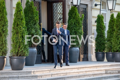  05.09.2022 WARSZAWA<br />
KONFERENCJA PRASOWA PREMIERA MATEUSZA MORAWIECKIEGO <br />
N/Z PIOTR MULLER MATEUSZ MORAWIECKI<br />
FOT. MARCIN BANASZKIEWICZ/FOTONEWS  