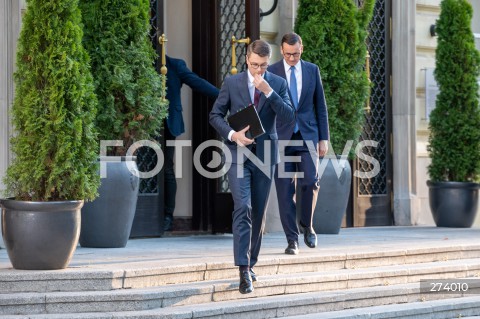  05.09.2022 WARSZAWA<br />
KONFERENCJA PRASOWA PREMIERA MATEUSZA MORAWIECKIEGO <br />
N/Z PIOTR MULLER MATEUSZ MORAWIECKI<br />
FOT. MARCIN BANASZKIEWICZ/FOTONEWS  