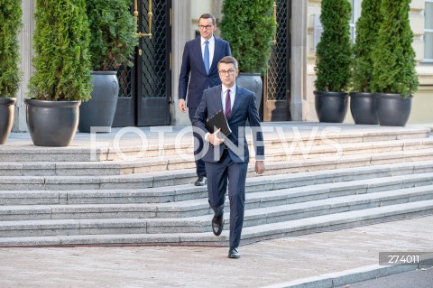  05.09.2022 WARSZAWA<br />
KONFERENCJA PRASOWA PREMIERA MATEUSZA MORAWIECKIEGO <br />
N/Z PIOTR MULLER MATEUSZ MORAWIECKI<br />
FOT. MARCIN BANASZKIEWICZ/FOTONEWS  