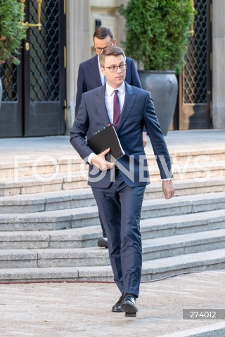  05.09.2022 WARSZAWA<br />
KONFERENCJA PRASOWA PREMIERA MATEUSZA MORAWIECKIEGO <br />
N/Z PIOTR MULLER MATEUSZ MORAWIECKI<br />
FOT. MARCIN BANASZKIEWICZ/FOTONEWS  