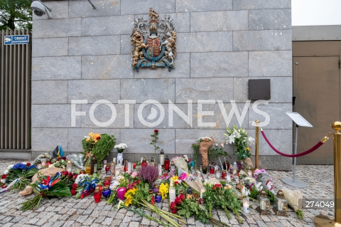 Kwiaty i znicze przed Ambasadą Wielkiej Brytanii w Warszawie