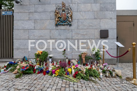  09.09.2022 WARSZAWA<br />
KROLOWA ELZBIETA II NIE ZYJE<br />
KWIATY I ZNICZE PRZED AMBASADA WIELKIEJ BRYTANII<br />
N/Z BRAMA AMBASADY WIELKIEJ BRYTANII KWIATY<br />
FOT. MARCIN BANASZKIEWICZ/FOTONEWS  