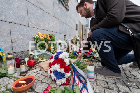  09.09.2022 WARSZAWA<br />
KROLOWA ELZBIETA II NIE ZYJE<br />
KWIATY I ZNICZE PRZED AMBASADA WIELKIEJ BRYTANII<br />
N/Z BRAMA AMBASADY WIELKIEJ BRYTANII KWIATY<br />
FOT. MARCIN BANASZKIEWICZ/FOTONEWS  