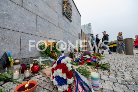  09.09.2022 WARSZAWA<br />
KROLOWA ELZBIETA II NIE ZYJE<br />
KWIATY I ZNICZE PRZED AMBASADA WIELKIEJ BRYTANII<br />
N/Z BRAMA AMBASADY WIELKIEJ BRYTANII KWIATY<br />
FOT. MARCIN BANASZKIEWICZ/FOTONEWS  