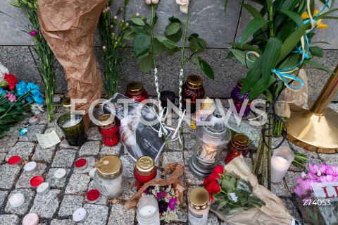  09.09.2022 WARSZAWA<br />
KROLOWA ELZBIETA II NIE ZYJE<br />
KWIATY I ZNICZE PRZED AMBASADA WIELKIEJ BRYTANII<br />
N/Z BRAMA AMBASADY WIELKIEJ BRYTANII KWIATY<br />
FOT. MARCIN BANASZKIEWICZ/FOTONEWS  