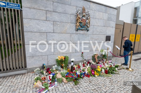  09.09.2022 WARSZAWA<br />
KROLOWA ELZBIETA II NIE ZYJE<br />
KWIATY I ZNICZE PRZED AMBASADA WIELKIEJ BRYTANII<br />
N/Z BRAMA AMBASADY WIELKIEJ BRYTANII KWIATY<br />
FOT. MARCIN BANASZKIEWICZ/FOTONEWS  