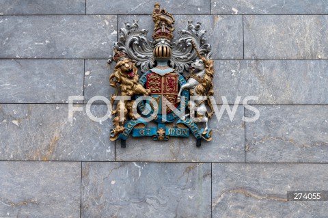  09.09.2022 WARSZAWA<br />
KROLOWA ELZBIETA II NIE ZYJE<br />
KWIATY I ZNICZE PRZED AMBASADA WIELKIEJ BRYTANII<br />
N/Z BRAMA AMBASADY WIELKIEJ BRYTANII LOGO<br />
FOT. MARCIN BANASZKIEWICZ/FOTONEWS  