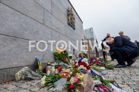  09.09.2022 WARSZAWA<br />
KROLOWA ELZBIETA II NIE ZYJE<br />
KWIATY I ZNICZE PRZED AMBASADA WIELKIEJ BRYTANII<br />
N/Z BRAMA AMBASADY WIELKIEJ BRYTANII KWIATY<br />
FOT. MARCIN BANASZKIEWICZ/FOTONEWS  