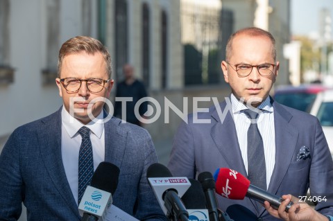  13.09.2022 WARSZAWA<br />
KONFERENCJA PRASOWA POSLOW KO PRZED MINISTERSTWEM ZDROWIA<br />
N/Z DARIUSZ JONSKI MICHAL SZCZERBA<br />
FOT. MARCIN BANASZKIEWICZ/FOTONEWS  