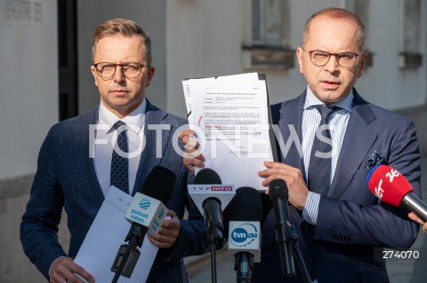  13.09.2022 WARSZAWA<br />
KONFERENCJA PRASOWA POSLOW KO PRZED MINISTERSTWEM ZDROWIA<br />
N/Z DARIUSZ JONSKI MICHAL SZCZERBA<br />
FOT. MARCIN BANASZKIEWICZ/FOTONEWS  