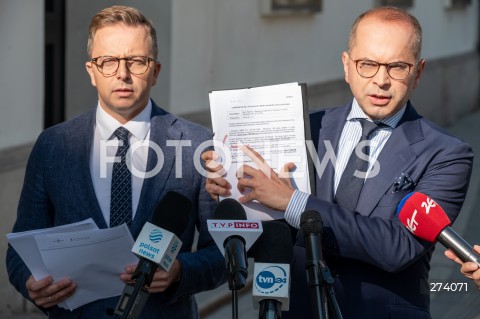  13.09.2022 WARSZAWA<br />
KONFERENCJA PRASOWA POSLOW KO PRZED MINISTERSTWEM ZDROWIA<br />
N/Z DARIUSZ JONSKI MICHAL SZCZERBA<br />
FOT. MARCIN BANASZKIEWICZ/FOTONEWS  