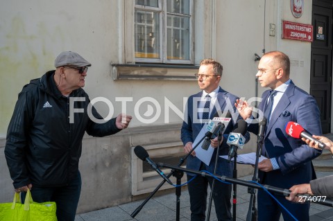  13.09.2022 WARSZAWA<br />
KONFERENCJA PRASOWA POSLOW KO PRZED MINISTERSTWEM ZDROWIA<br />
N/Z DARIUSZ JONSKI MICHAL SZCZERBA PRZECHODZIEN USILUJACY PRZERWAC KONFERENCJE<br />
FOT. MARCIN BANASZKIEWICZ/FOTONEWS  