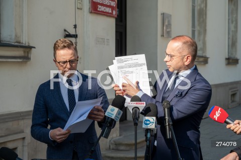  13.09.2022 WARSZAWA<br />
KONFERENCJA PRASOWA POSLOW KO PRZED MINISTERSTWEM ZDROWIA<br />
N/Z DARIUSZ JONSKI MICHAL SZCZERBA<br />
FOT. MARCIN BANASZKIEWICZ/FOTONEWS  