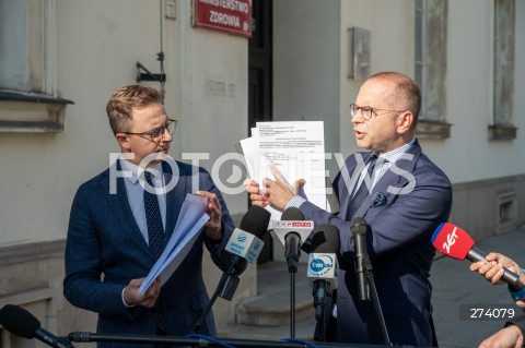 Konferencja Dariusza Jońskiego i Michała Szczerby przed Ministerstwem Zdrowia w Warszawie