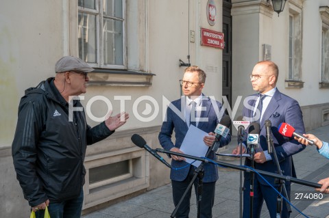  13.09.2022 WARSZAWA<br />
KONFERENCJA PRASOWA POSLOW KO PRZED MINISTERSTWEM ZDROWIA<br />
N/Z DARIUSZ JONSKI MICHAL SZCZERBA PRZECHODZIEN USILUJACY PRZERWAC KONFERENCJE<br />
FOT. MARCIN BANASZKIEWICZ/FOTONEWS  