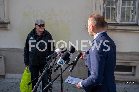  13.09.2022 WARSZAWA<br />
KONFERENCJA PRASOWA POSLOW KO PRZED MINISTERSTWEM ZDROWIA<br />
N/Z DARIUSZ JONSKI MICHAL SZCZERBA PRZECHODZIEN USILUJACY PRZERWAC KONFERENCJE<br />
FOT. MARCIN BANASZKIEWICZ/FOTONEWS  