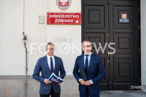  13.09.2022 WARSZAWA<br />
KONFERENCJA PRASOWA POSLOW KO PRZED MINISTERSTWEM ZDROWIA<br />
N/Z DARIUSZ JONSKI MICHAL SZCZERBA<br />
FOT. MARCIN BANASZKIEWICZ/FOTONEWS  