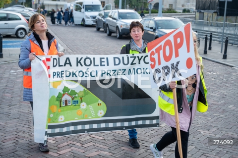  01.10.2022 WARSZAWA<br />
PROTEST PRZECIWKO BUDOWIE CENTRALNEGO PORTU KOMUNIKACYJNEGO<br />
N/Z UCZESTNICY MARSZU PLAKAT STOP CPK<br />
FOT. MARCIN BANASZKIEWICZ/FOTONEWS  