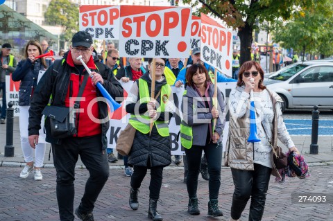  01.10.2022 WARSZAWA<br />
PROTEST PRZECIWKO BUDOWIE CENTRALNEGO PORTU KOMUNIKACYJNEGO<br />
N/Z UCZESTNICY MARSZU PLAKAT STOP CPK<br />
FOT. MARCIN BANASZKIEWICZ/FOTONEWS  