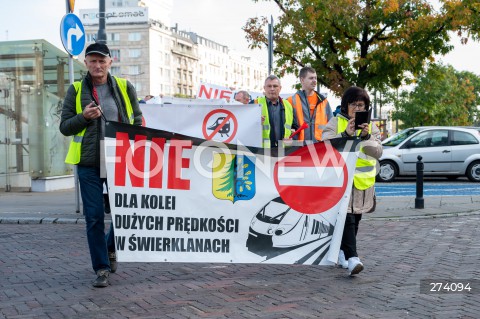  01.10.2022 WARSZAWA<br />
PROTEST PRZECIWKO BUDOWIE CENTRALNEGO PORTU KOMUNIKACYJNEGO<br />
N/Z UCZESTNICY MARSZU PLAKAT NIE DLA KOLEI<br />
FOT. MARCIN BANASZKIEWICZ/FOTONEWS  