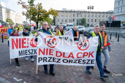  01.10.2022 WARSZAWA<br />
PROTEST PRZECIWKO BUDOWIE CENTRALNEGO PORTU KOMUNIKACYJNEGO<br />
N/Z UCZESTNICY MARSZU PLAKAT NIE DLA CPK<br />
FOT. MARCIN BANASZKIEWICZ/FOTONEWS  