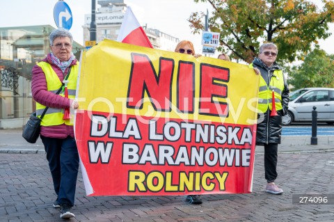  01.10.2022 WARSZAWA<br />
PROTEST PRZECIWKO BUDOWIE CENTRALNEGO PORTU KOMUNIKACYJNEGO<br />
N/Z UCZESTNICY MARSZU PLAKAT NIE DLA CPK<br />
FOT. MARCIN BANASZKIEWICZ/FOTONEWS  