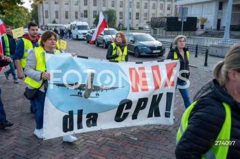  01.10.2022 WARSZAWA<br />
PROTEST PRZECIWKO BUDOWIE CENTRALNEGO PORTU KOMUNIKACYJNEGO<br />
N/Z UCZESTNICY MARSZU PLAKAT NIE DLA CPK<br />
FOT. MARCIN BANASZKIEWICZ/FOTONEWS  