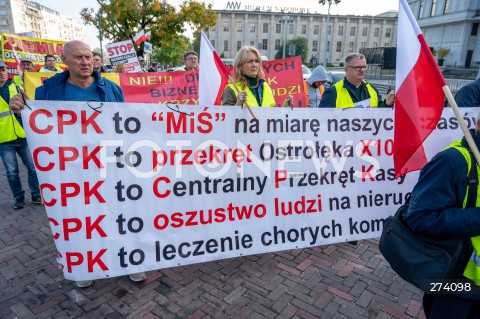  01.10.2022 WARSZAWA<br />
PROTEST PRZECIWKO BUDOWIE CENTRALNEGO PORTU KOMUNIKACYJNEGO<br />
N/Z UCZESTNICY MARSZU PLAKAT<br />
FOT. MARCIN BANASZKIEWICZ/FOTONEWS  