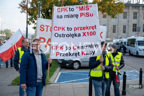  01.10.2022 WARSZAWA<br />
PROTEST PRZECIWKO BUDOWIE CENTRALNEGO PORTU KOMUNIKACYJNEGO<br />
N/Z UCZESTNICY MARSZU PLAKAT<br />
FOT. MARCIN BANASZKIEWICZ/FOTONEWS  